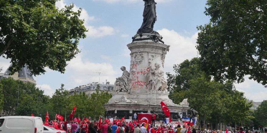 Paris’te ’Darbeye Hayır, Erdoğan’a Destek’ Gösterisi