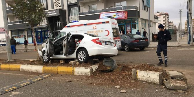 Kontrolden Çıkan Otomobil Refüje Çırptı