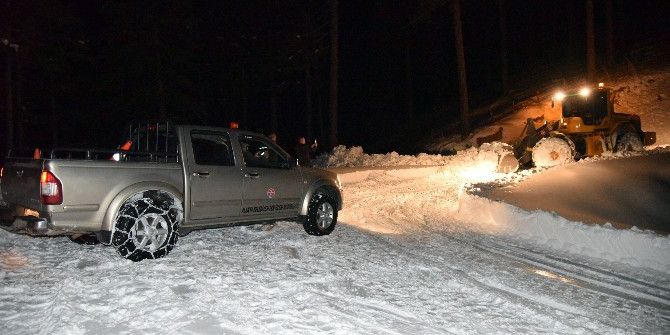 Antalya’da Kardan Yolu Kapanan Yaylada 6 Kişilik Aile Ve 300 Koyun Kurtarıldı
