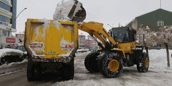 Belediye Kar Yığınlarını Kamyonlarla Şehir Dışına Taşıyor