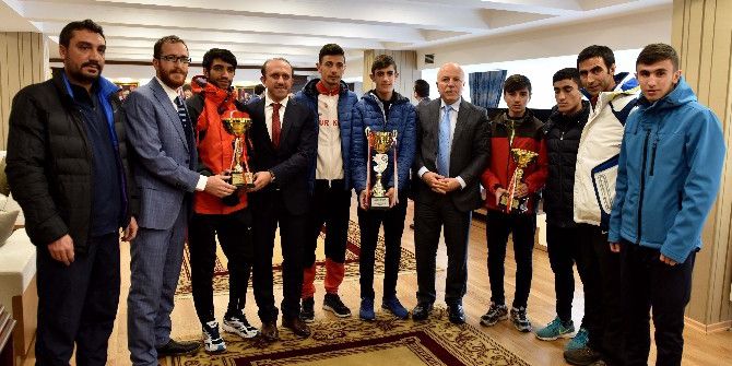 Başkan Sekmen Şampiyon Atletleri Altınla Ödüllendirdi