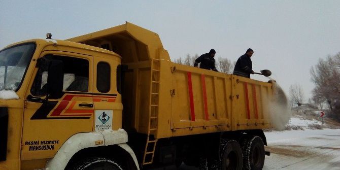 Sivrihisar Belediyesi Ekipleri Karla Mücadele Çalışmalarını Sürdürüyor