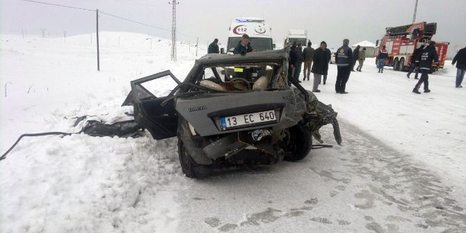 Otomobille Minibüs Çarpıştı: 1 Ölü, 11 Yaralı