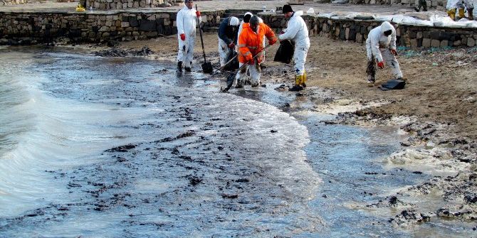 Çeşme’de Denize Sızan Tonlarca Yakıtın Temizliği 2 Ay Sürebilir