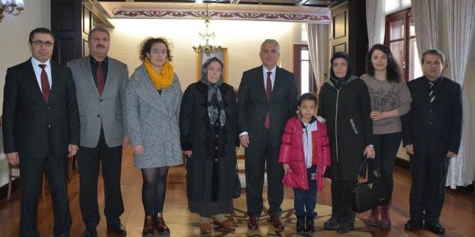 Vali Yıldırım, Şehit Çocuklarına Dizüstü Bilgisayar Hediye Etti