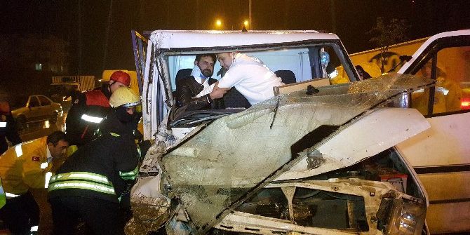 Kamyonet Geri Geri Yola Giriş Yapan Tıra Çarptı: 2 Yaralı