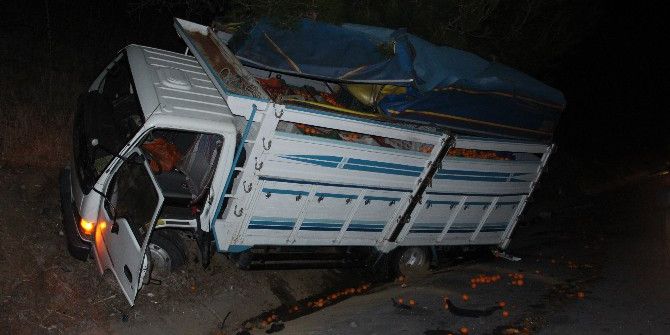 Otobanda Durmaya Çalışan Kamyona Tır Çarptı: 2 Yaralı