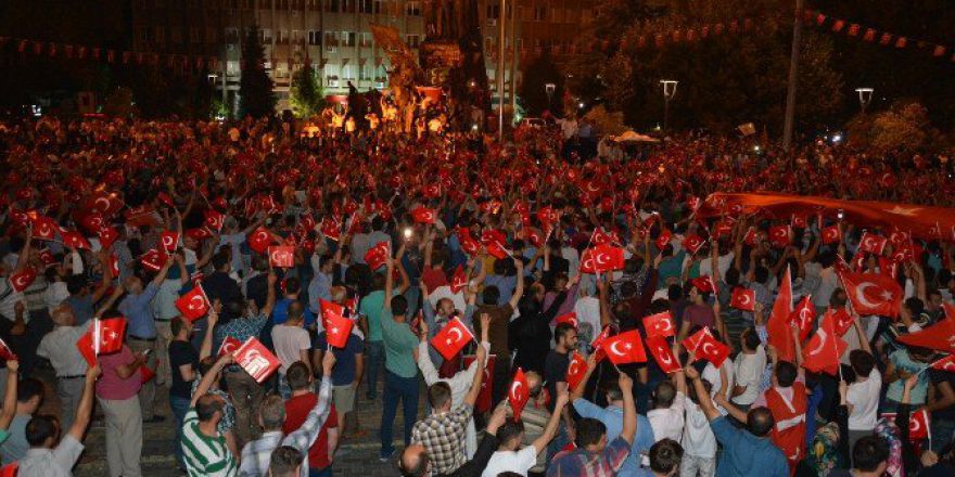 Uşak Darbe Girişimine Karşı Tek Vücut Oldu