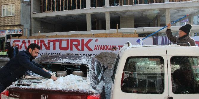 Çatıdan Düşen Kar Kütlesi, 5 Otomobili Hurdaya Çevirdi