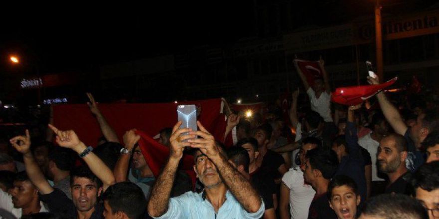 Suriyeliler Cumhurbaşkanı Erdoğan’a Destek İçin Sokaklara İndi