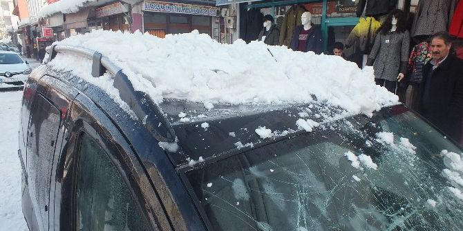 Çatıda Biriken Kar Kütlesi Aracın Üzerine Düştü