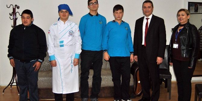 Özel Öğrencilerden Asker Ve Polislere Kartpostallı Moral Desteği