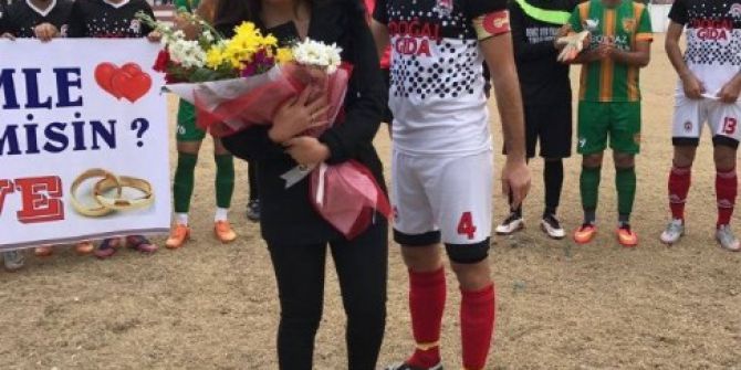 Böyle Olur Futbolcunun Evlilik Teklifi