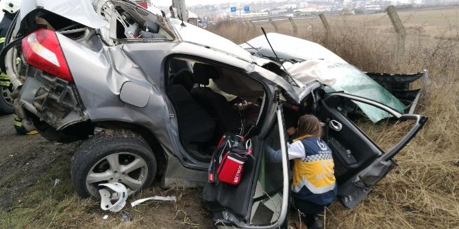 Otomobilde Sıkışan Sürücüyü İtfaiye Kurtardı