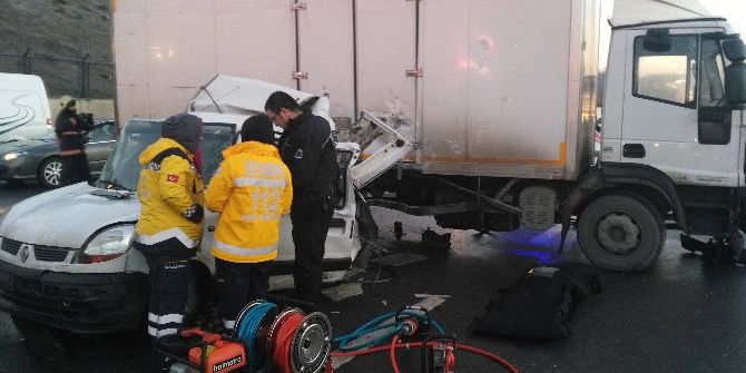 Buzlanma Nedeniyle Araçlar Birbirine Girdi: 2 Ölü