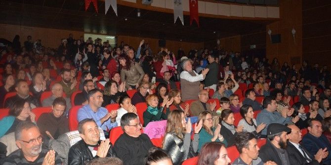Efeler Belediye Tiyatrosu’nun İlk Oyunu Ayakta Alkışlandı