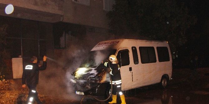 Park Halindeki Minibüs Yandı