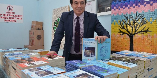 Mutluluğun Kitabını Yazdı