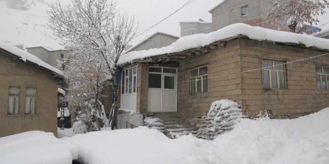 Hakkari’de 12 Köy Ve 34 Mezra Yolu Ulaşıma Kapandı