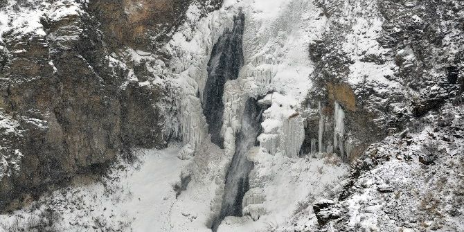 Susuz Şelalesi Aşırı Soğuklardan Dondu