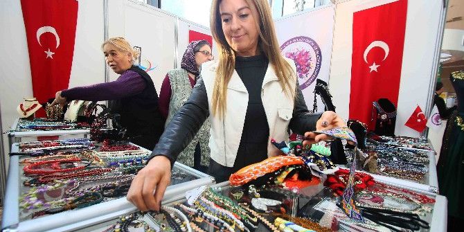 Bayraklı’nın ’Hünerli Kadınları’ Hediye Fuarında