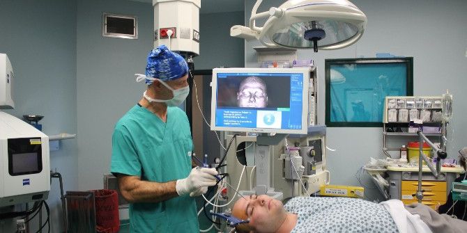 Beyin Ameliyatında ’Konuşa Konuşa’ Hayata Tutundu