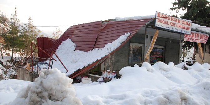 Mersin’de Kar Ağaçların Dallarını Kırıp, Çatıları Ve Seraları Yıktı