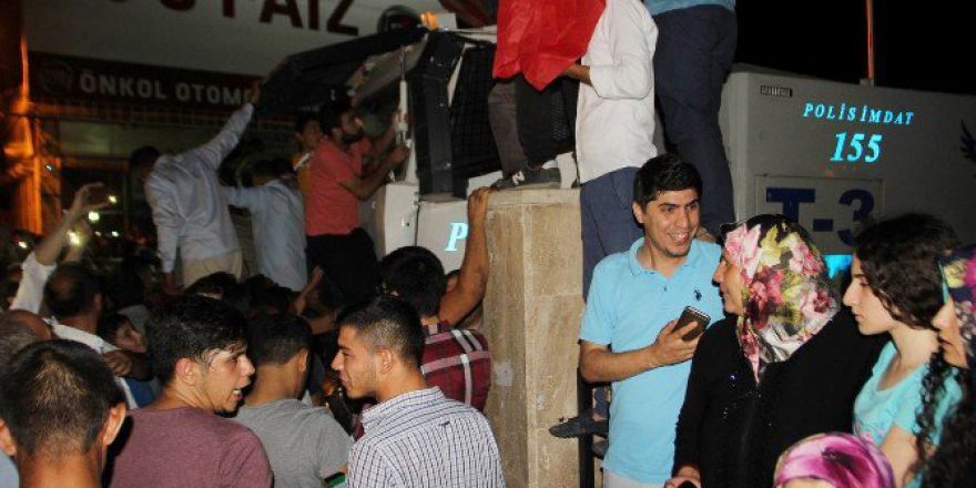 Polisleri Öpüp Gözyaşlarına Boğuldu