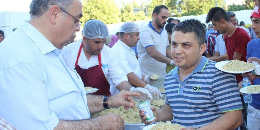 Adıyaman Belediyesi Vatandaşlara Pilav Ve Ayran Dağıttı