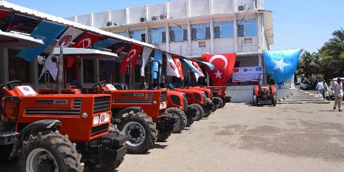 Tika’dan Somalili Çiftçilere Traktör Desteği