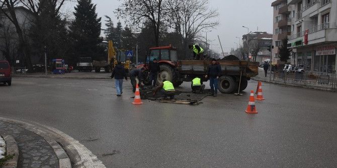 Düzce’de Bozuk Yollar Onarılıyor