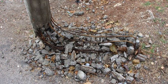 Kahta’da Elektrik Direği Tehlike Saçıyor