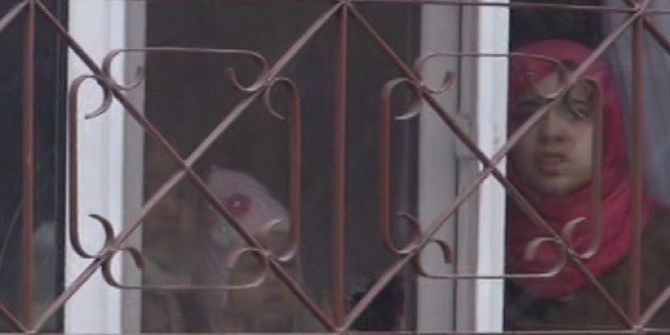 Baca Yangını Çatıya Sıçradı, Mülteci Ailenin Çocukları Korku Dolu Gözlerle Etrafı İzledi