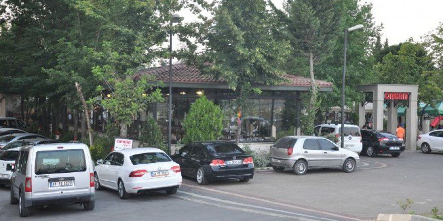 Köfte Ziyafeti Çeken General, Arka Kapıdan Kaçmak İstedi Ama Olmadı