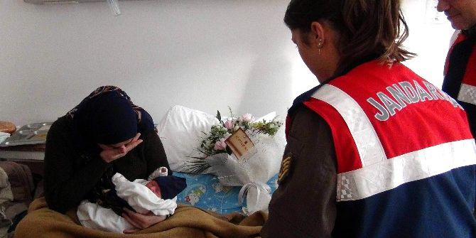 Jandarma Kurtarmasıyla Hem Kendi Hem De Doğmamış Bebeği Ölecekti