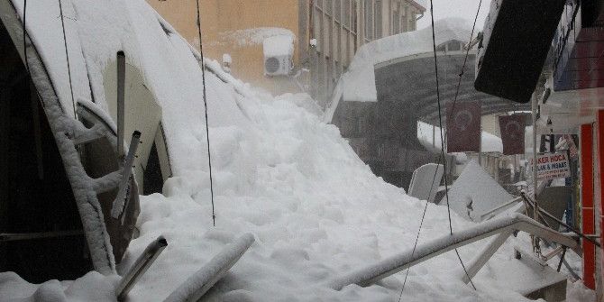 Karaman’da Çatı Ve Ağaçlar Karın Ağırlığına Dayanamadı