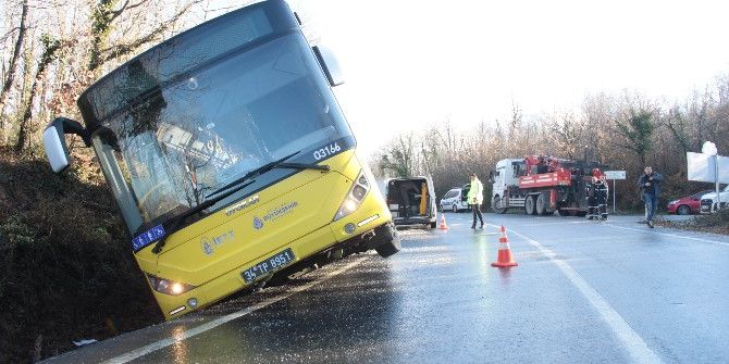 İbb’nin Tuzlama Çalışması Yapmadığı Yolda İett Otobüsü Yan Yattı