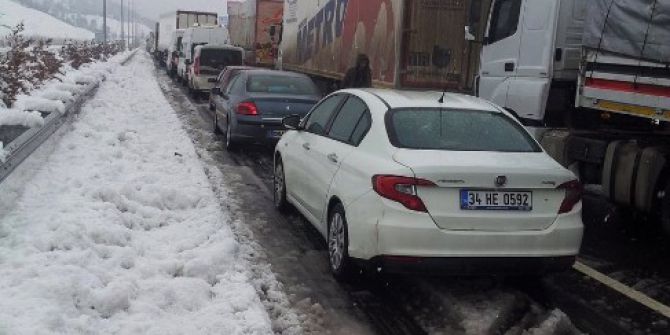 Adana’da Kar Esareti, Kilometrelerce Araç Yolda Kaldı