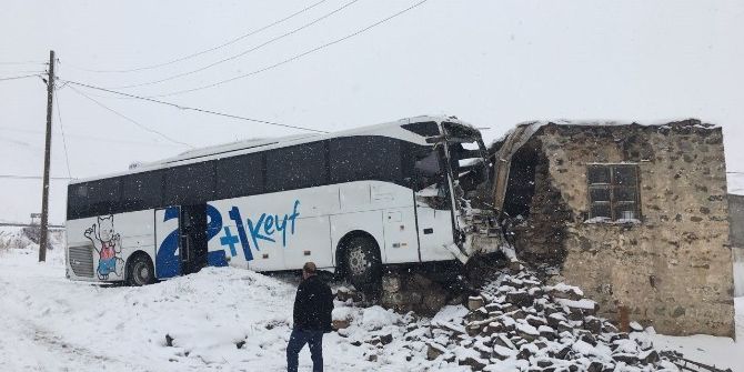 Yolcu Otobüsü Eve Girdi: 3 Yaralı