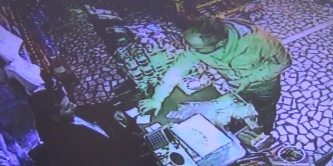 Bakkalın Dolandırılma Anı Güvenlik Kameralarına Yansıdı