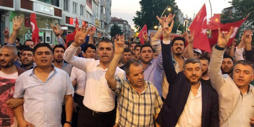 Ak Parti Ve Mhp’liler Kol Kola Yürüdü