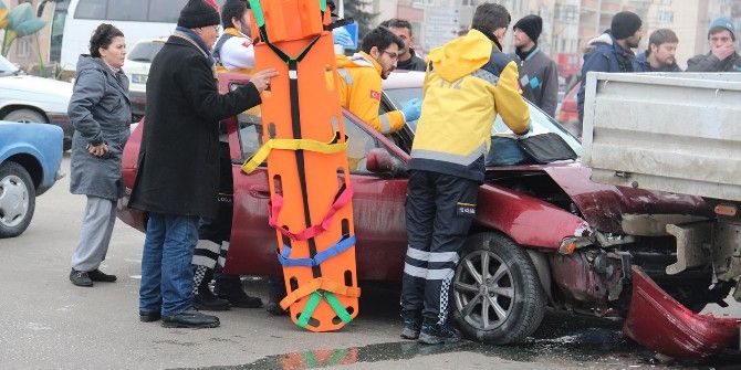 Yayaya Çarpmamak İçin Duran Kamyonete Başka Bir Araç Arkadan Çarptı