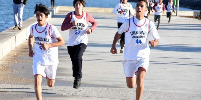 Aliağa’da ’Atatürk Yol Koşusu’na Yoğun İlgi