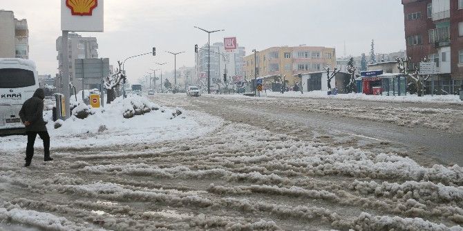 Mersin’de Kar Hayatı Felç Ediyor