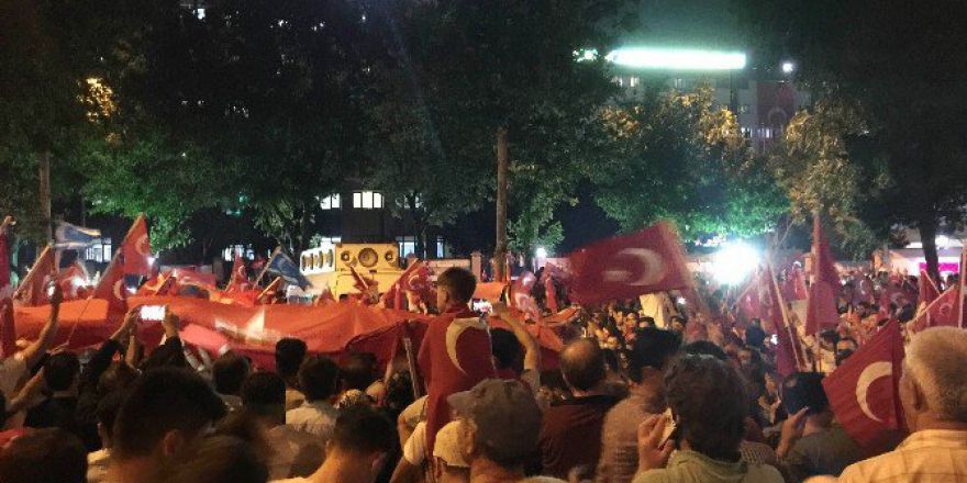Vatan Caddesi’nde Askeri Darbenin Önlenmesi Coşkuyla Kutlanıyor