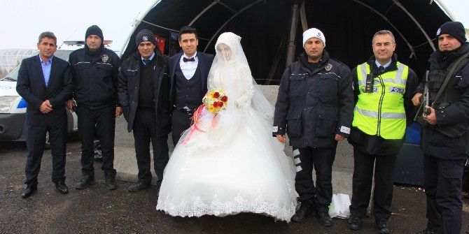Yeni Evlenen Çift Polis Kontrol Noktasını Ziyaret Etti