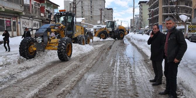 Yüksekova’da Karla Mücadele Çalışmaları Sürüyor