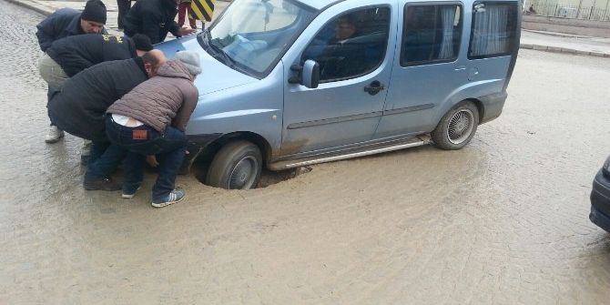 Seyir Halinde İken Asfaltta Çöküntü Meydana Geldi