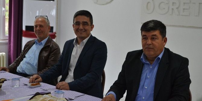 Ak Parti Yönetimi Muhtarlarla Buluştu
