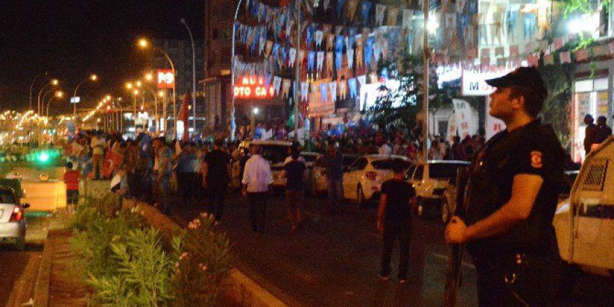 Diyarbakır’da Ak Parti İl Binasında Toplanan Partililere Eyp’li Saldırı Yapıldı